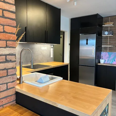 Premiere - Private Parking Apartment *